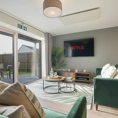 Spacious 4 Bed Home With Gym And Tennis Court Lincoln Exterior photo