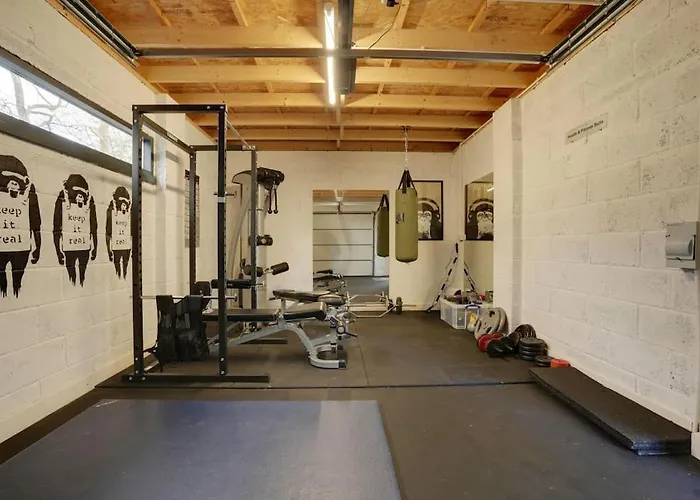 Spacious 4 Bed Home With Gym And Tennis Court