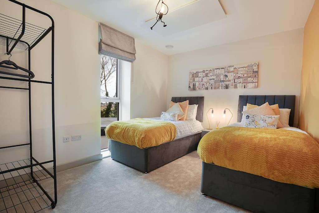 Spacious 4 Bed With Gym And Tennis Court Holiday home *