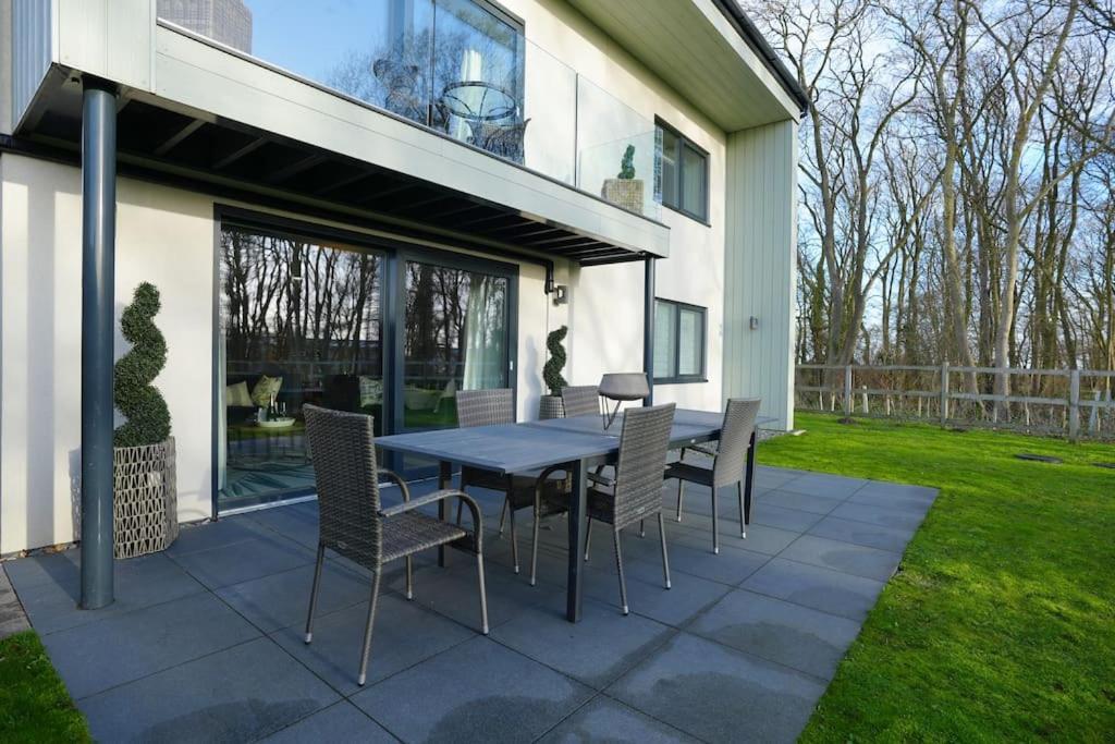Spacious 4 Bed With Gym And Tennis Court Holiday home *