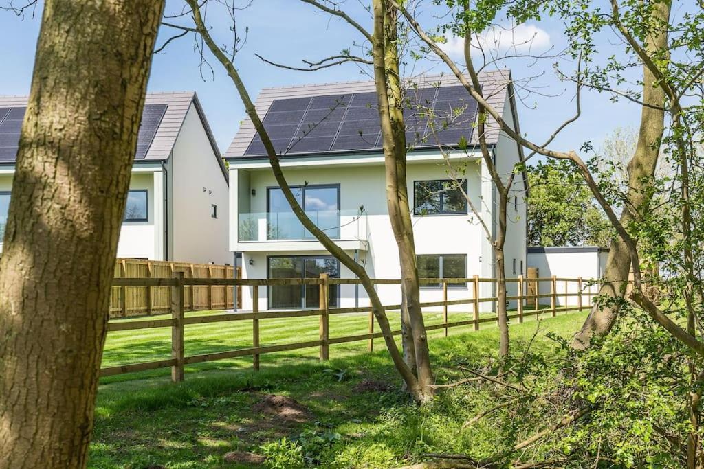 Holiday home Spacious 4 Bed With Gym And Tennis Court *